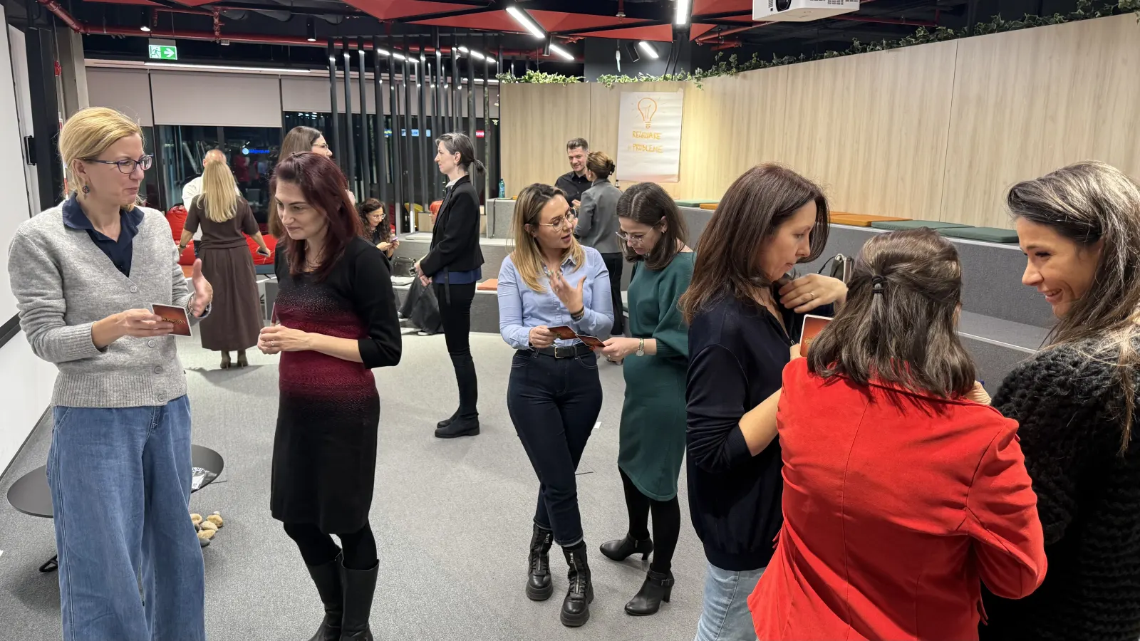 Participanți la un workshop de companie lucrează în perechi, într-un format facilitat